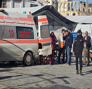 مجموعة من المرضى والجرحى يغادرون على متن حافلات تابعة للأمم المتحدة، متجهين إلى معبر رفح  تمهيدا لنقلهم إلى مصر لتلقي العلاج